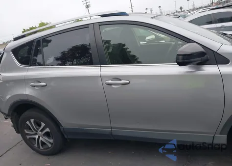 2018 Toyota Rav4 Le z USA, uszkodzony, nr VIN JTMZFREV8JD126387